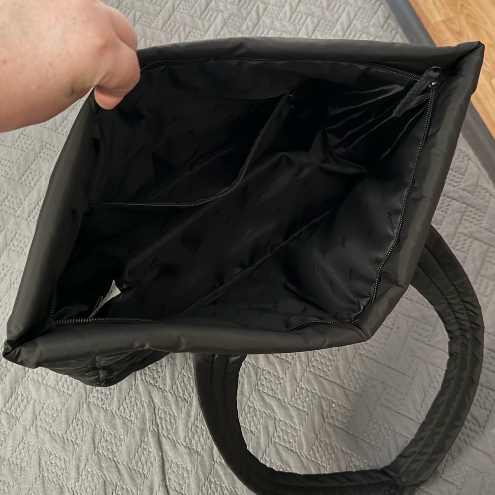 Brand new”Reebok”(ELLIE)tote bag.Size-H-15”,W-20”xD7”.23L capacity.Color-black🖤 - Picture 11 of 14